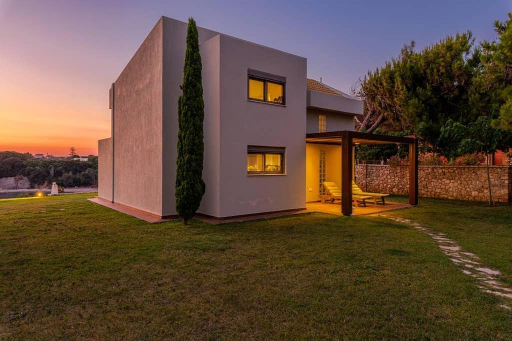 Villa Idyle - Beachfront Residence Tragána المظهر الخارجي الصورة